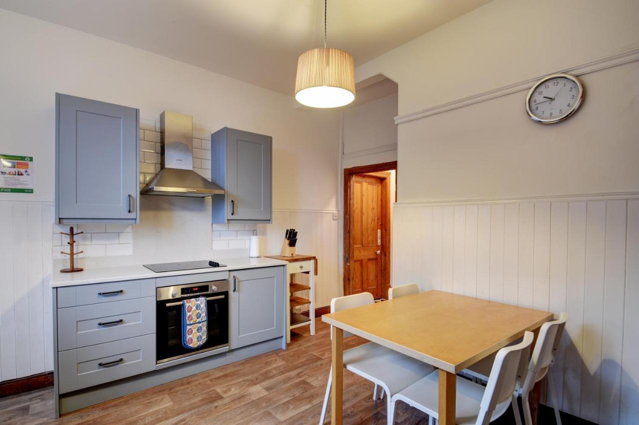 Spacious Victorian Townhouse Near Hcc With Off Street Parking Harrogate Bagian luar foto