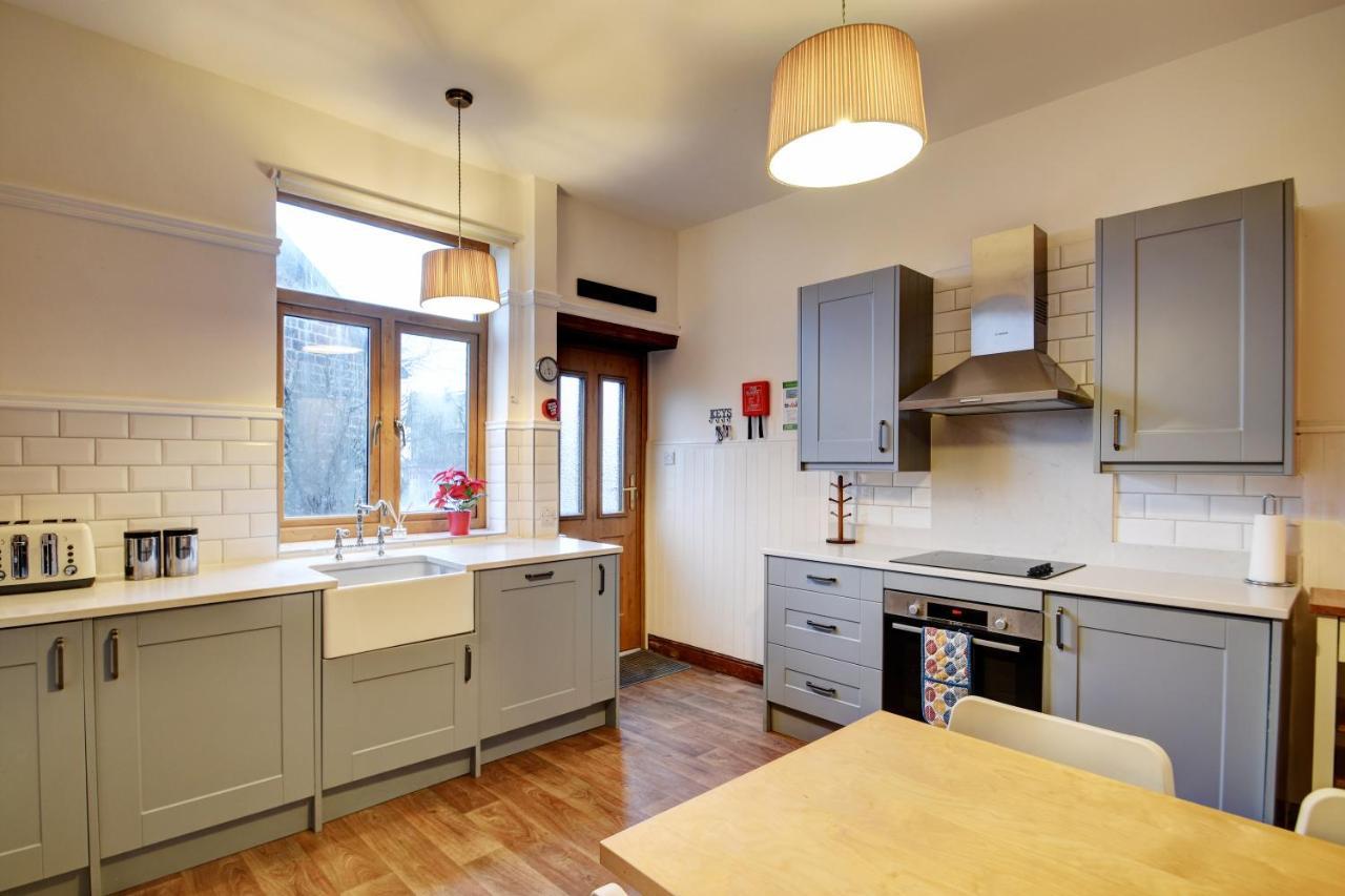 Spacious Victorian Townhouse Near Hcc With Off Street Parking Harrogate Bagian luar foto