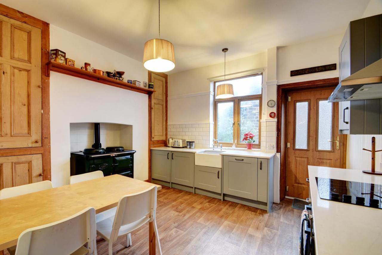 Spacious Victorian Townhouse Near Hcc With Off Street Parking Harrogate Bagian luar foto