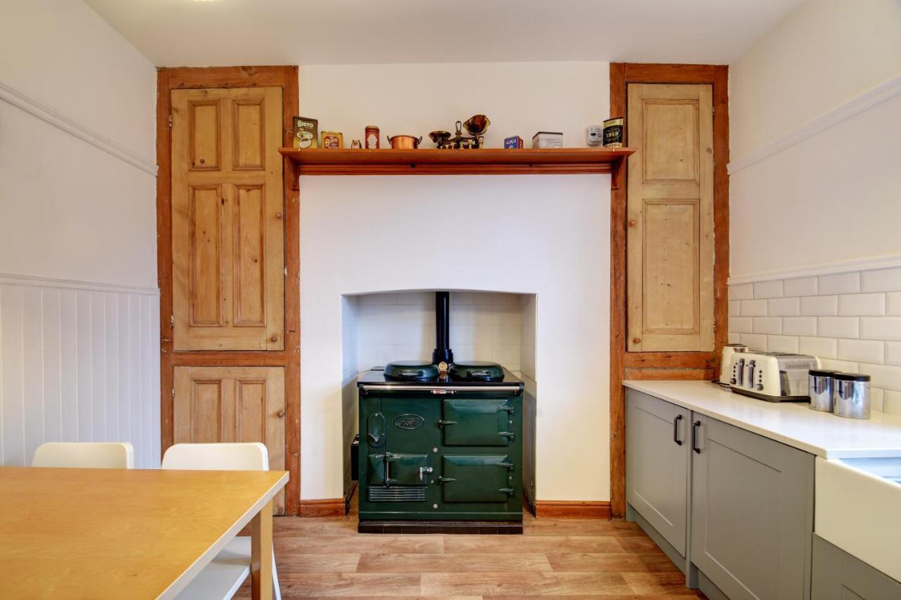 Spacious Victorian Townhouse Near Hcc With Off Street Parking Harrogate Bagian luar foto