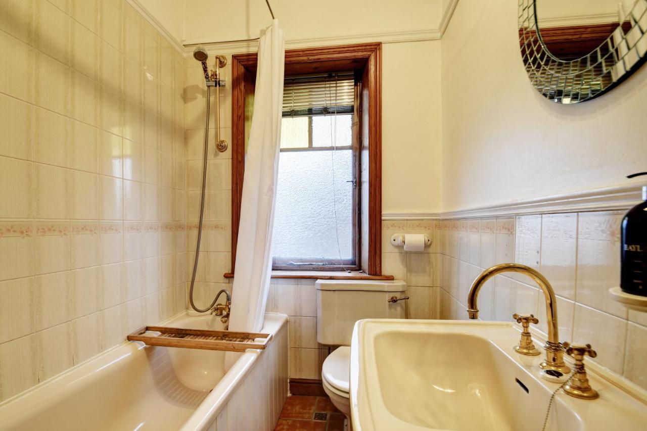 Spacious Victorian Townhouse Near Hcc With Off Street Parking Harrogate Bagian luar foto