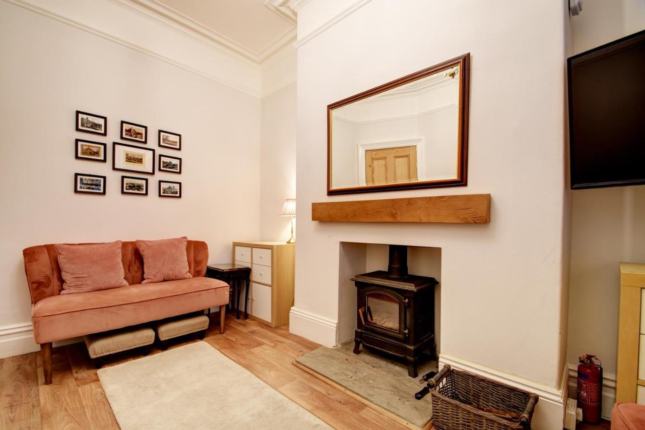 Spacious Victorian Townhouse Near Hcc With Off Street Parking Harrogate Bagian luar foto