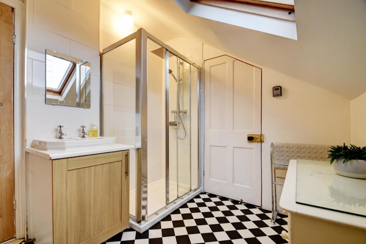 Spacious Victorian Townhouse Near Hcc With Off Street Parking Harrogate Bagian luar foto